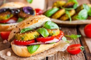 Proteinreicher veganer Falafel Burger